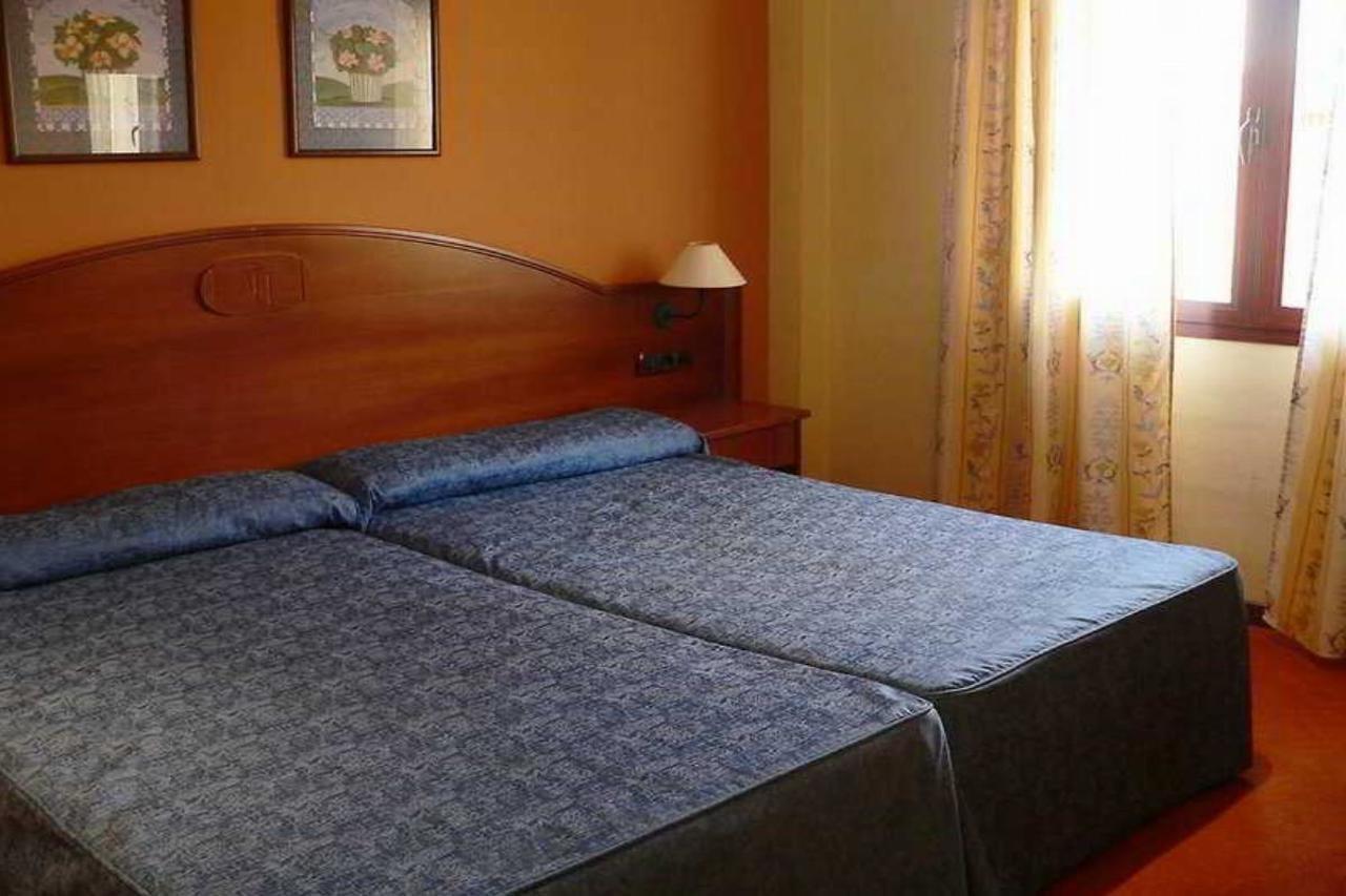 Hotel Reyes Ziries Albolote Bagian luar foto