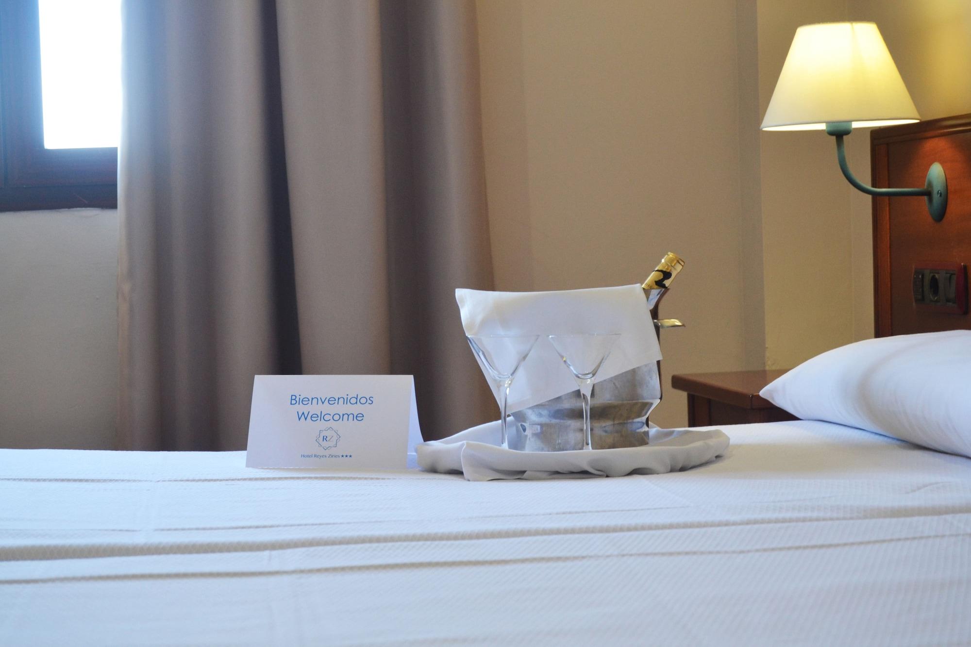 Hotel Reyes Ziries Albolote Bagian luar foto